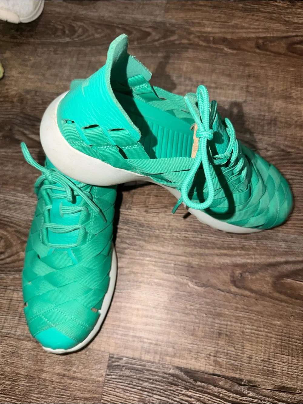 Nike Juvenate woven Women’s Teal Lace-Up Suede Sneakers